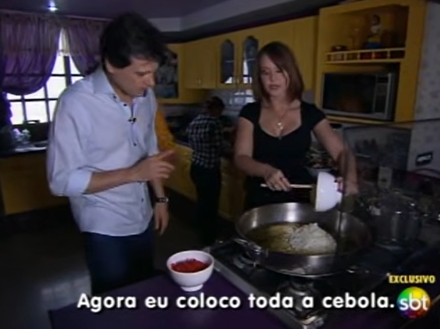 Cozinha da atriz tinha armários na cor amarela e detalhes em roxo - Foto: Reprodução/SBT