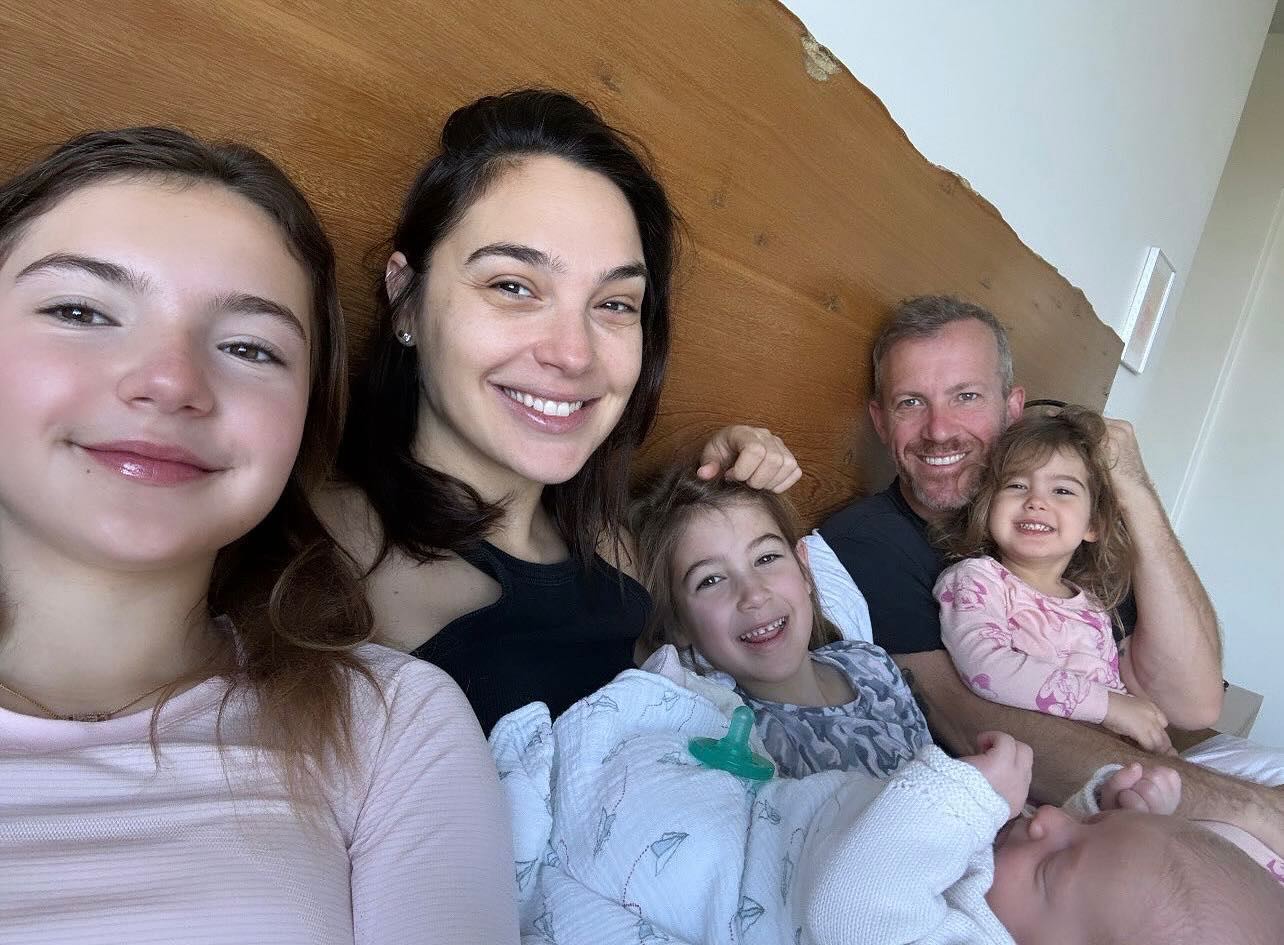 Gal Gadot com as filhas e o marido - Foto: Reprodução / Instagram