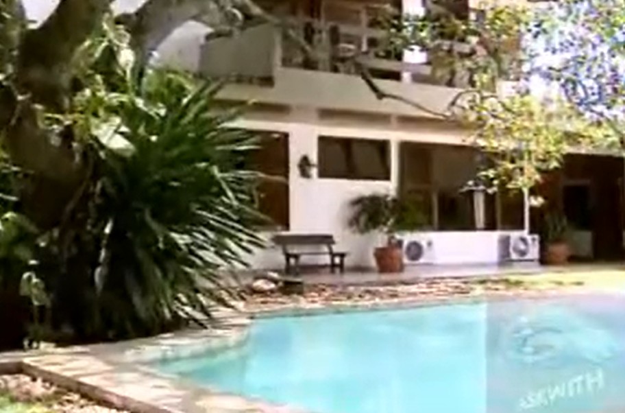 Propriedade com piscina e área verde ao redor - Foto: Reprodução/YouTube/TV Globo