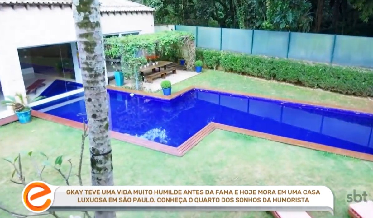 Piscina ampla e jardim conceito - Foto: Reprodução/SBT