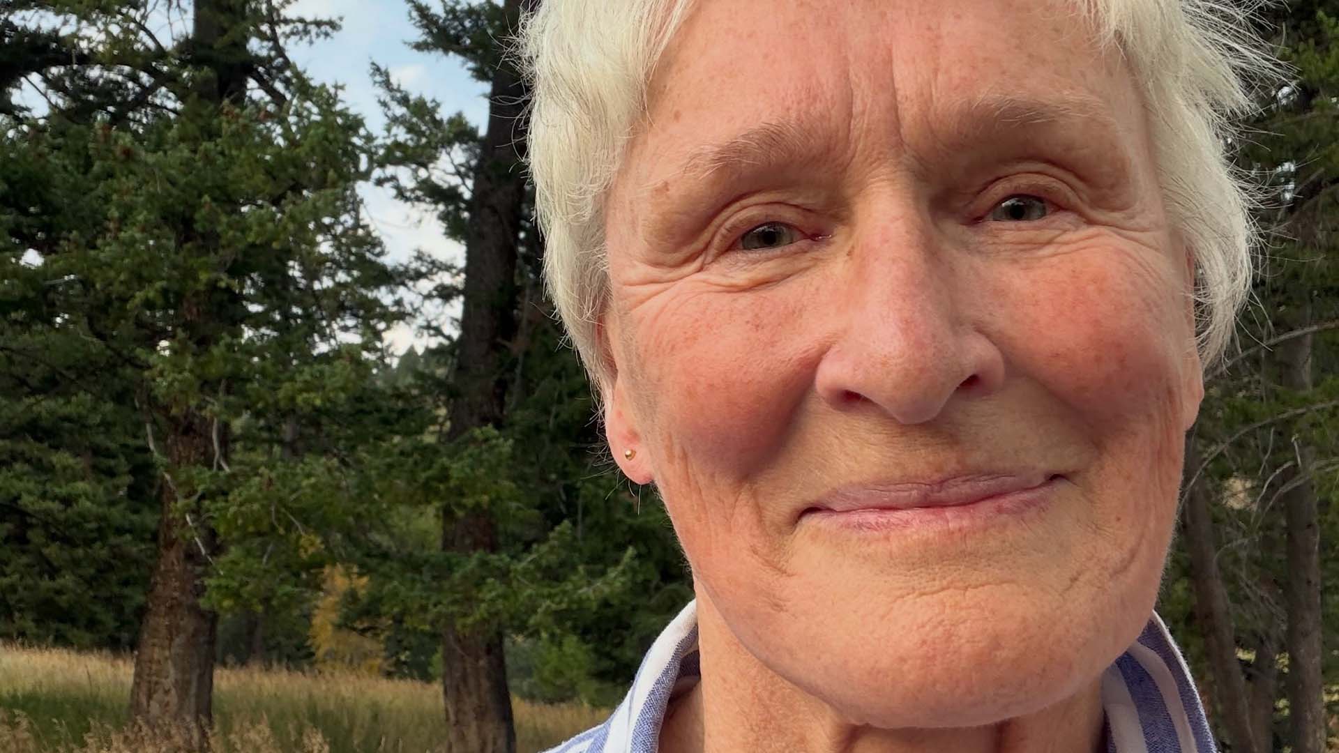 Atualização: Aos 79 anos, Glenn Close vive em fazenda zen que é santuário e refúgio na natureza