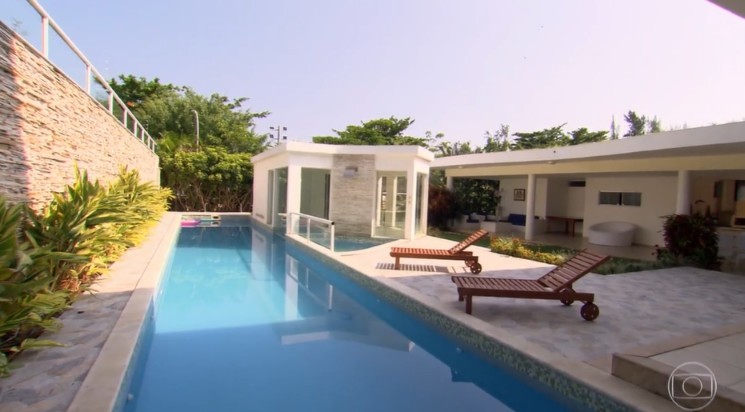 Área externa da mansão relembra resort - Foto: Reprodução/Globoplay