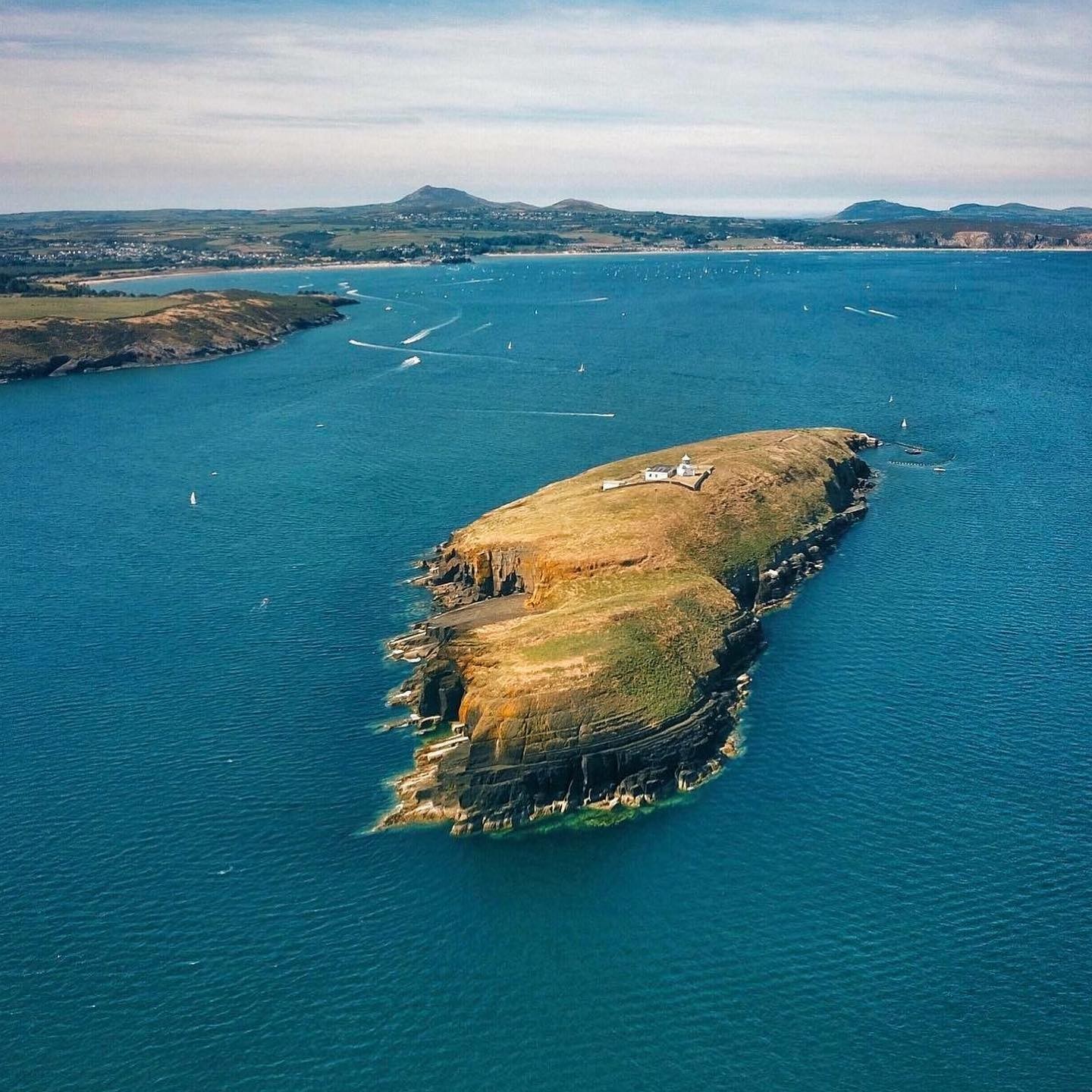 Ilha particular de Bear Grylls - Foto: Reprodução / Instagram