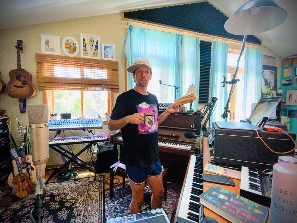 Jason Mraz em estúdio de sua fazenda - Foto: Reprodução / Instagram @jason_mraz