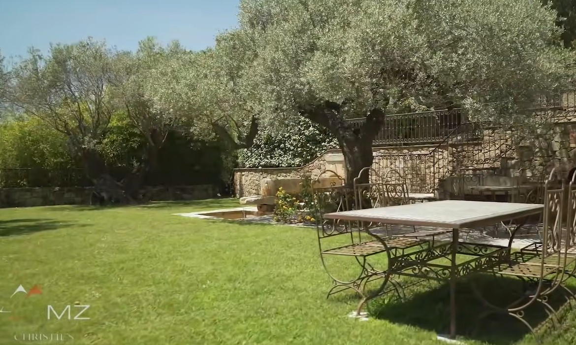Um dos jardins da propriedade - Foto: Reprodução/YouTube/Luxury Homes e MZ Christie´s