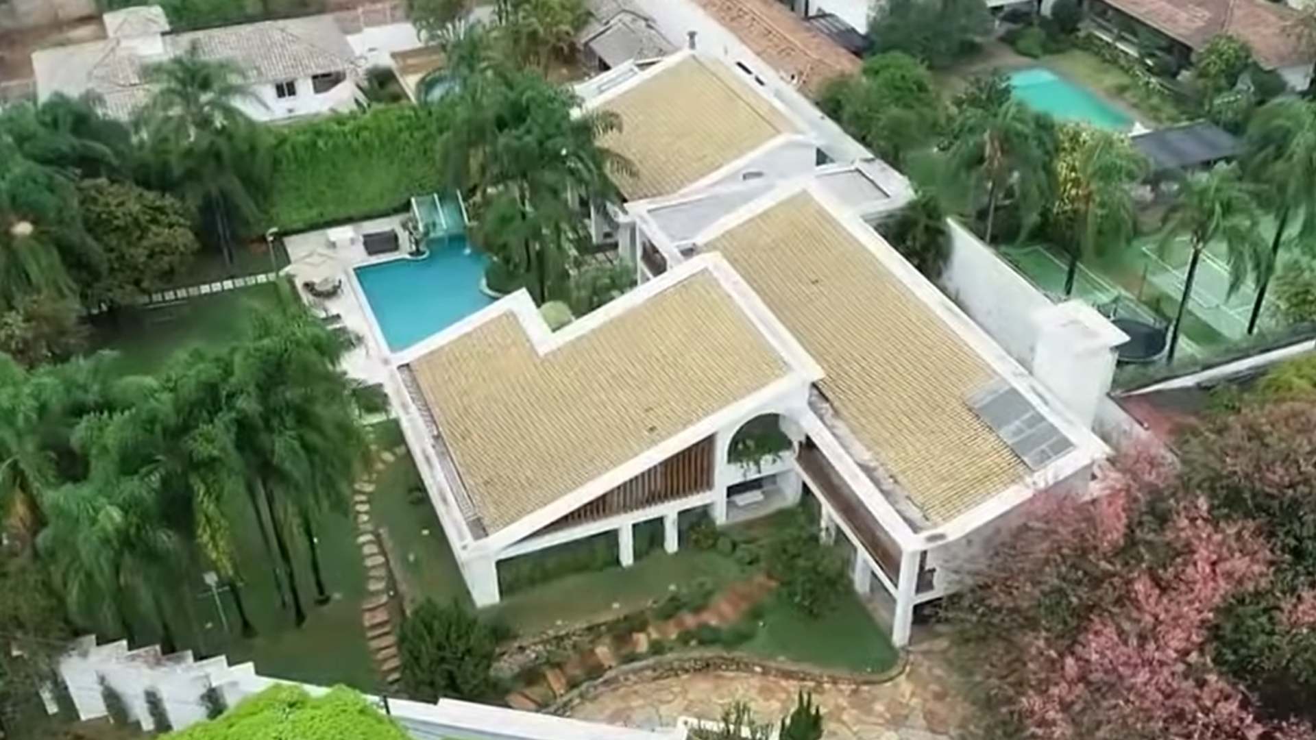 Aos 46 anos, sertanejo j&aacute; mostrou mans&atilde;o com simulador de voo dentro do quarto