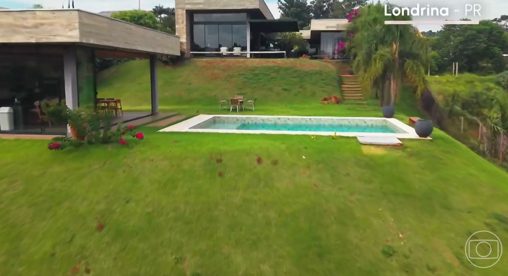 Mansão de Luan Pereira com piscina e jardim amplo fica em Londrina - Foto: Reprodução/Globo