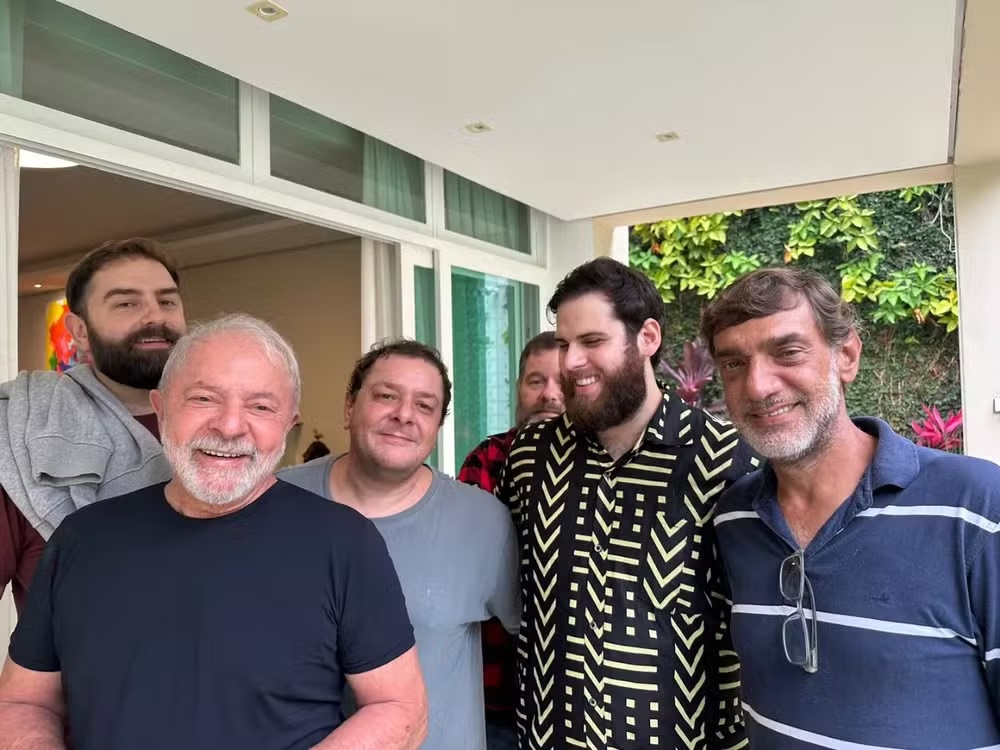 Lula com os filhos Luís Cláudio, Fábio Luís, Sandro (ao fundo), Thiago (neto) e Marcos — Foto: Reprodução/Instagram