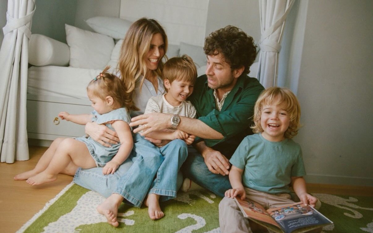Mandy Moore e Taylor Goldsmith são pais de três filhos - Foto: Reprodução / Instagram @mandymooremm