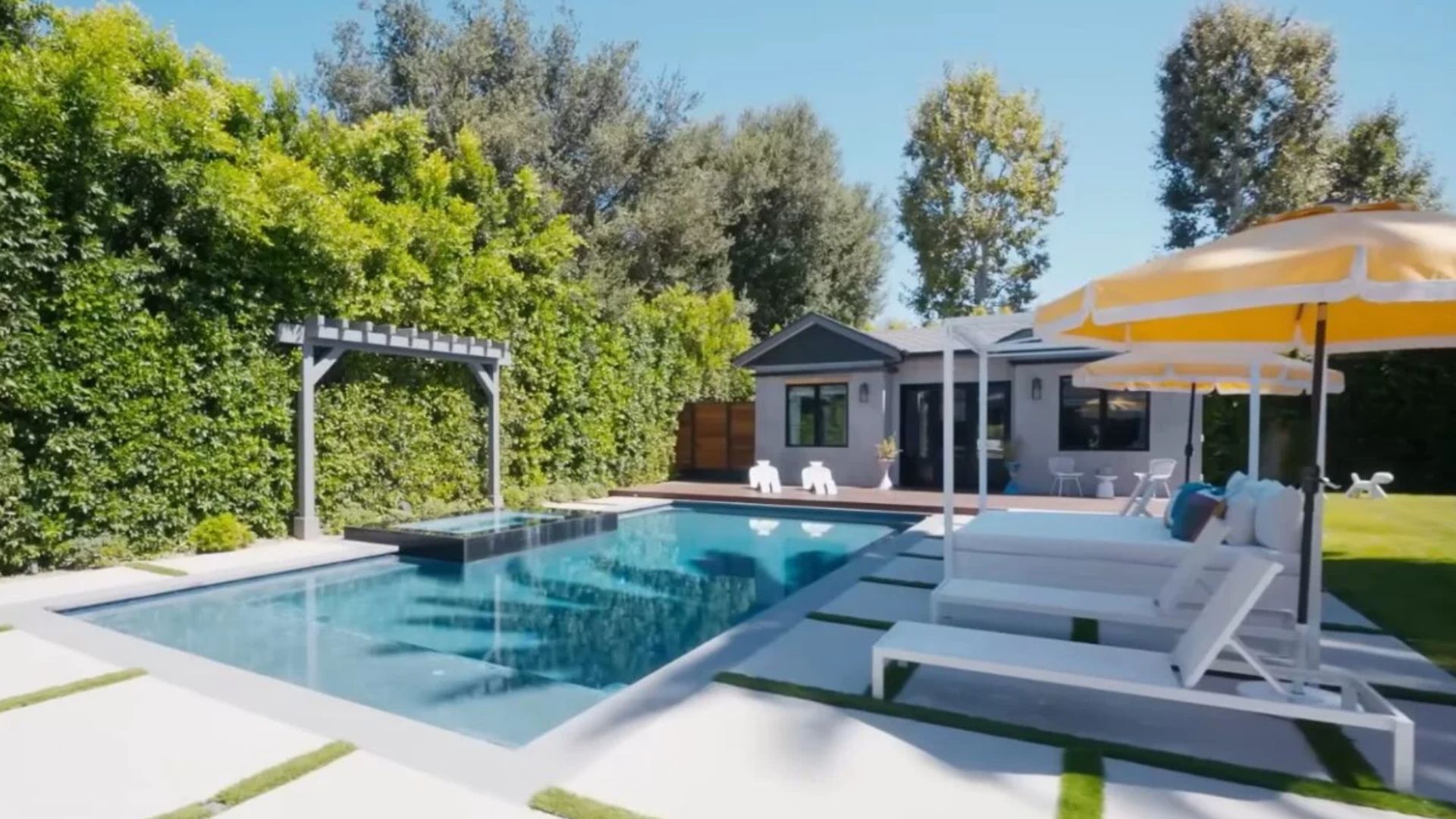 Demi Lovato é dona de mansão em Los Angeles - Foto: Reprodução / YouTube / Architectural Digest