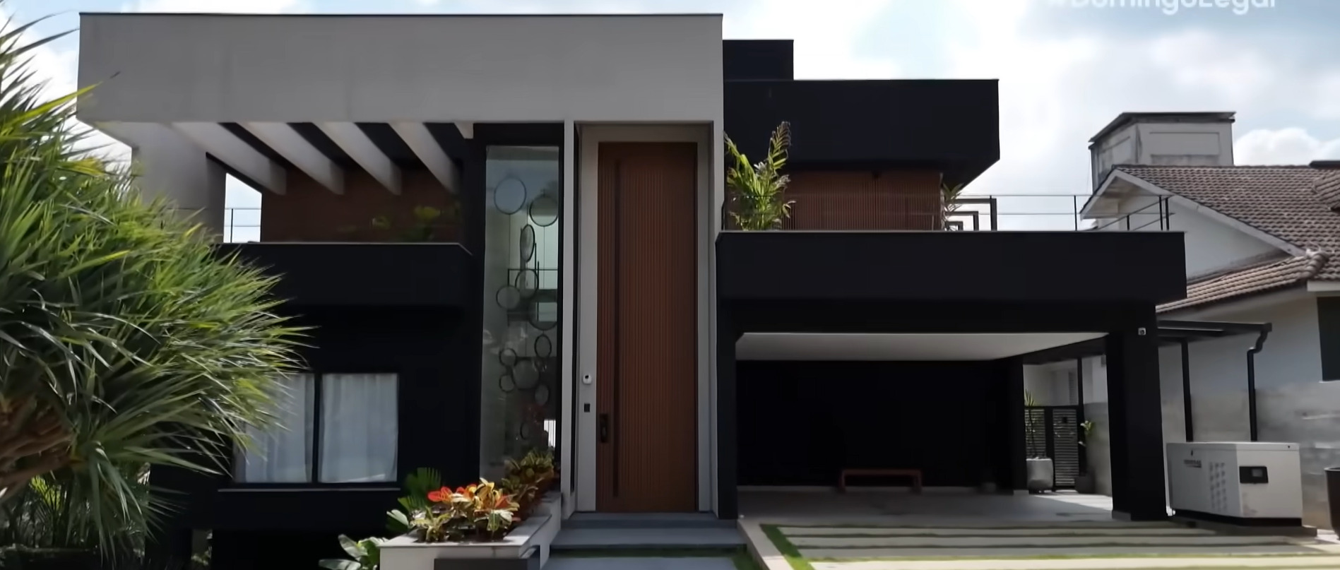 Influenciador abre mansão de 4 andares com porta de 10 metros e até piscina para cachorros