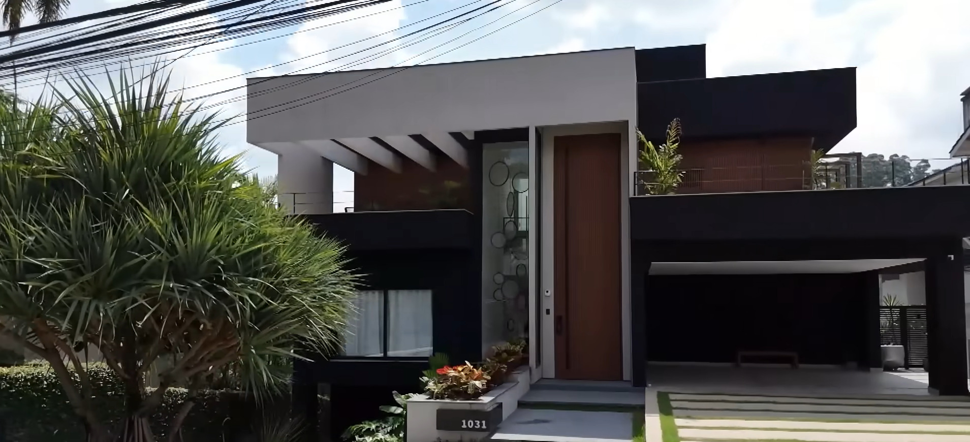 Influenciador abre mansão de 4 andares com porta de 10 metros e até piscina para cachorros