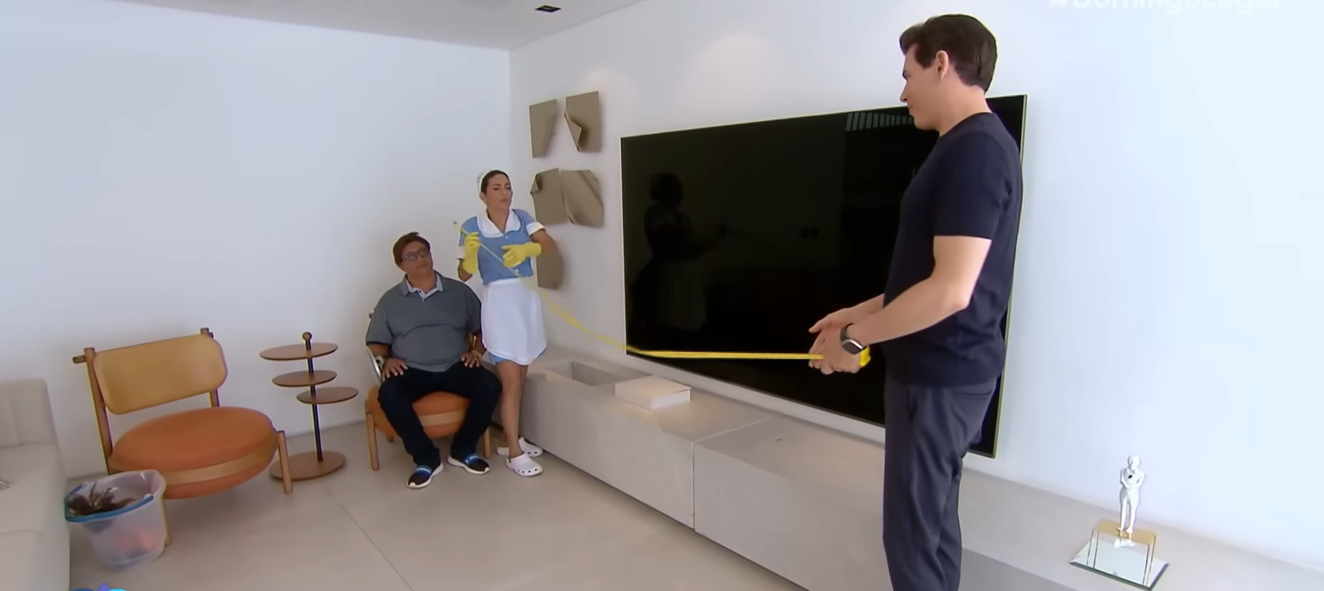 Influenciador abre mansão de 4 andares com porta de 10 metros e até piscina para cachorros