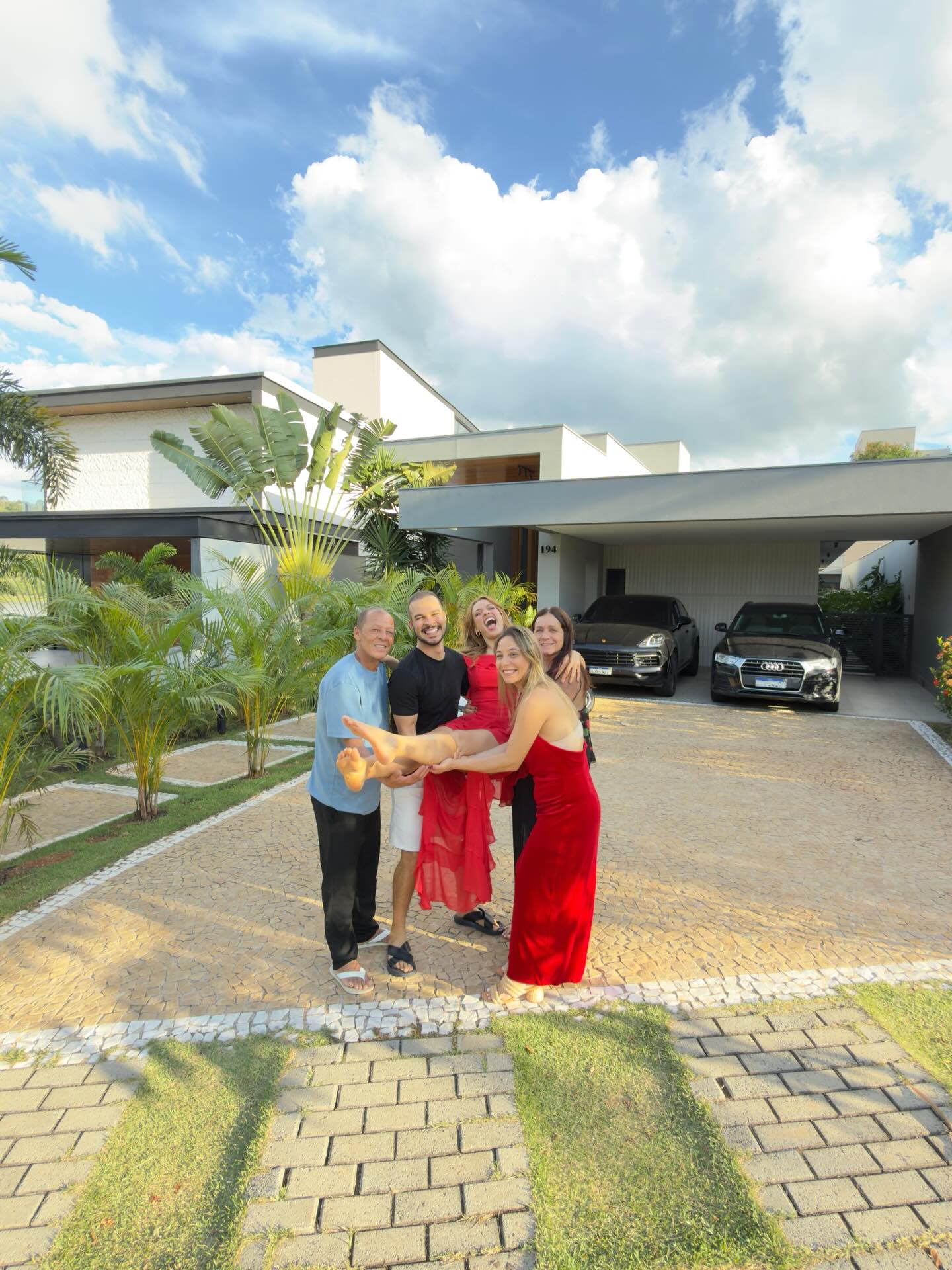 Beatriz Reis com a família na nova mansão - Foto: Reprodução / Instagram @beatrizreisbrasil