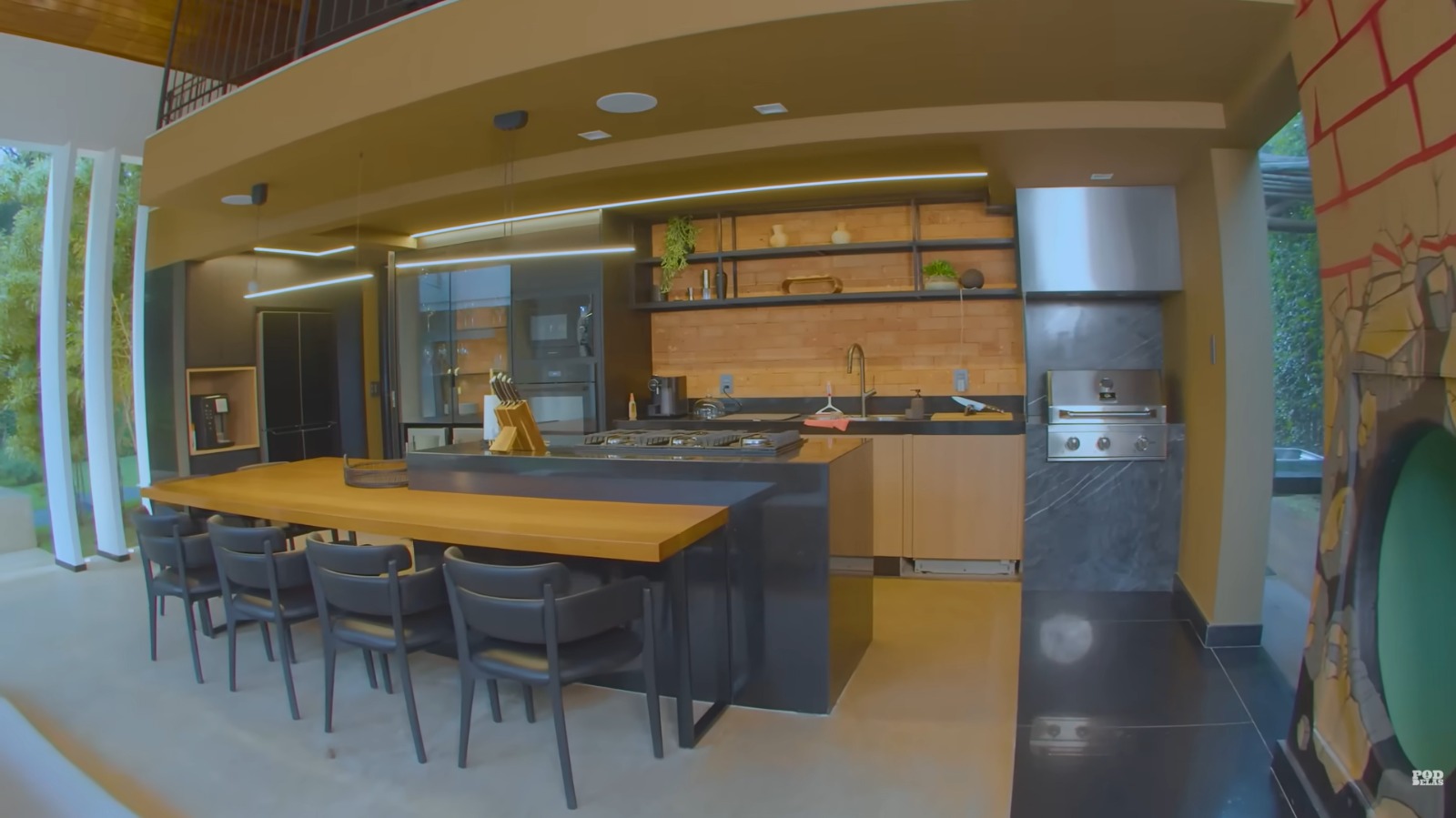 Cozinha da área gourmet da mansão de Lucas Rangel em Belo Horizonte - Foto: Reprodução / YouTube / Lucas Rangel