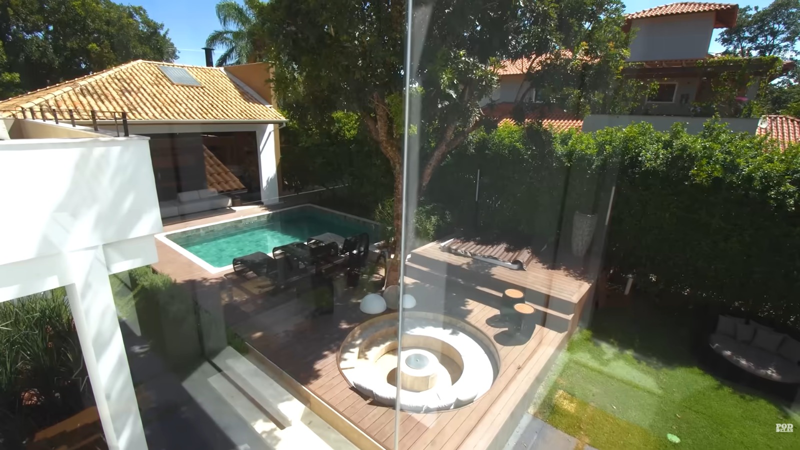 Área externa da mansão de Lucas Rangel em Belo Horizonte - Foto: Reprodução / YouTube / Pod Delas 