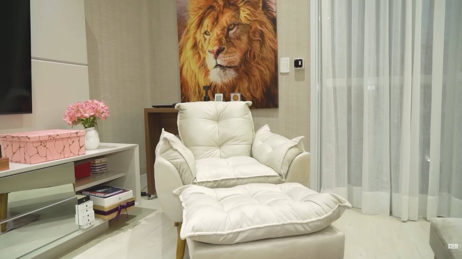 Quarto da mãe de MC Daniel na mansão de São Paulo - Foto: Reprodução / YouTube / Pod Delas