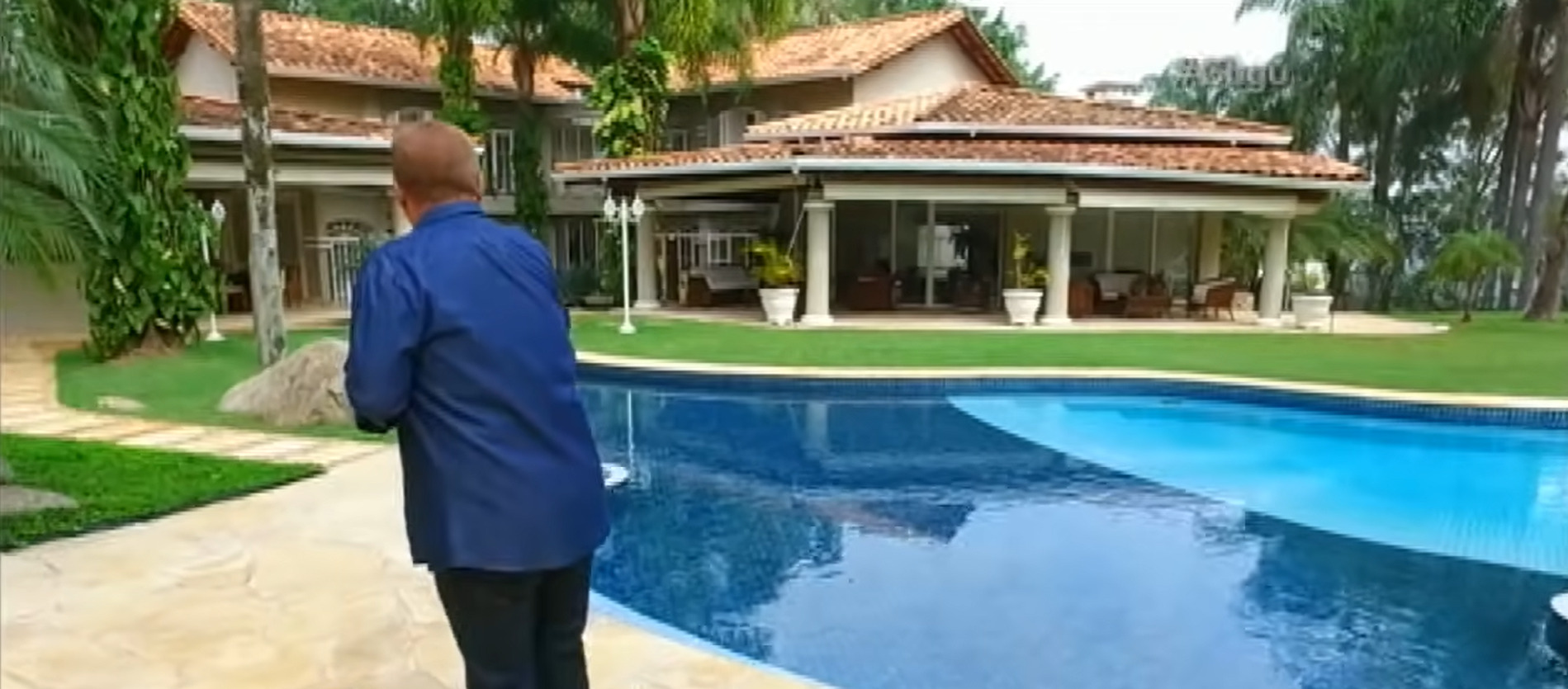 Mansão de 3 mil m² onde apresentador morou com a família tinha jardim maior que área construída