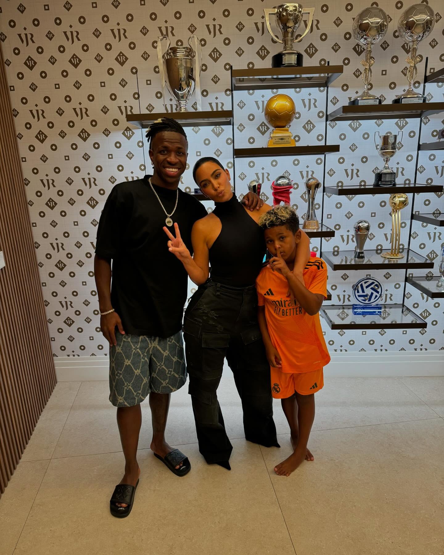 Vini Jr já recebeu Kim Kardashian em sua mansão em Madri - Foto: Reprodução / Instagram @vinijr