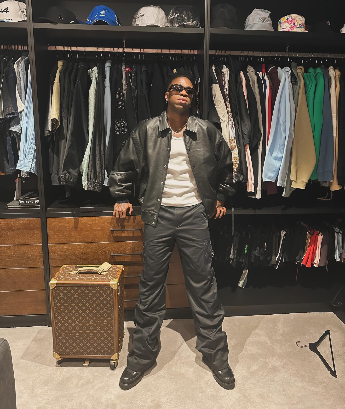 Closet da suíte de Vini Jr em Madri - Foto: Reprodução / Instagram @vinijr
