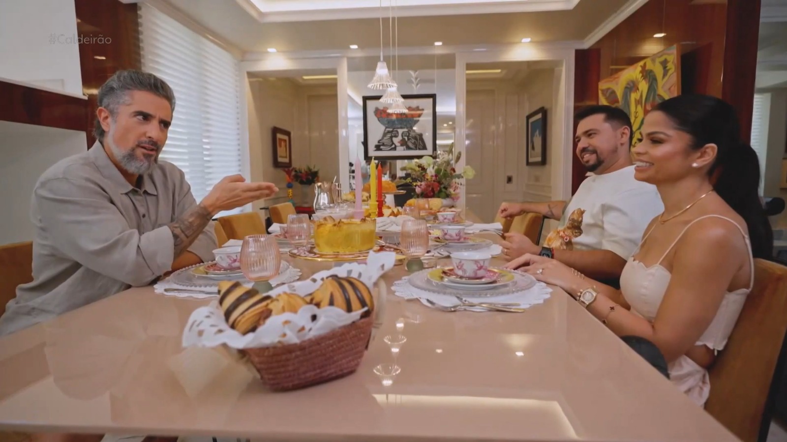 Sala de jantar da mansão de Xand Avião em Fortaleza - Foto: Reprodução / TV Globo