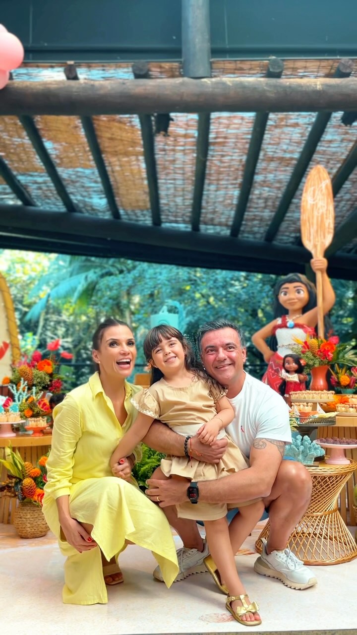 Sabina Simonato com o marido, Evandro Gandolfi, e a filha do casal, Sophia - Foto: Reprodução / Instagram @sabinasimonato