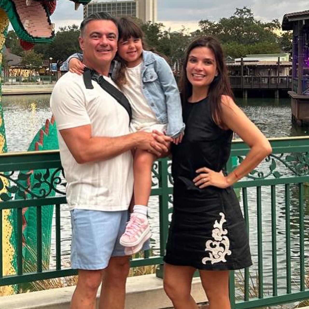 Sabina Simonato com o marido, Evandro Gandolfi, e a filha do casal, Sophia - Foto: Reprodução / Instagram @sabinasimonato