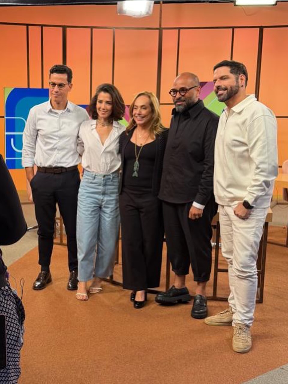 Marjorie Estiano e o médico Márcio Maranhão no programa Sem Censura - Foto: Reprodução / Instagram @estianomarjorie 