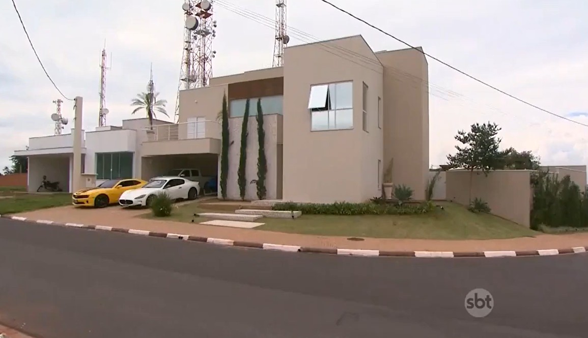 Fachada da mansão de Munhoz, em 2015 - Foto: Reprodução/YouTube/SBT