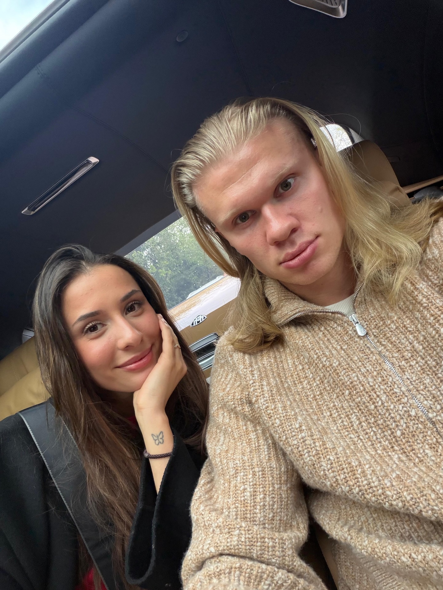 Erling Haaland com a namorada, Isabel Haugseng - Foto: Reprodução / Instagram @erling 