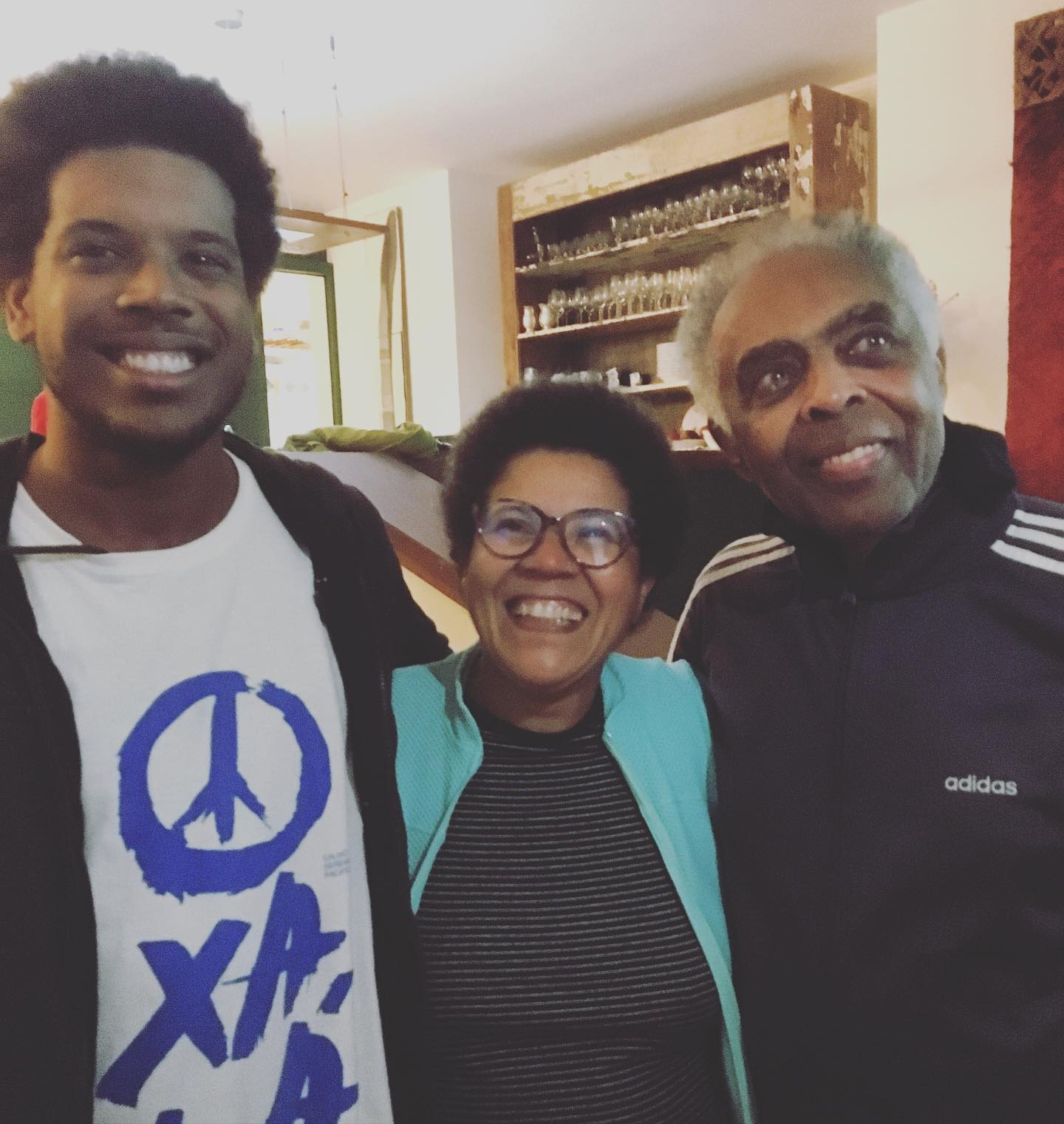 Gilberto Gil com a filha mais velha, Nara Gil, e o neto - Foto: Reprodução / Instagram 