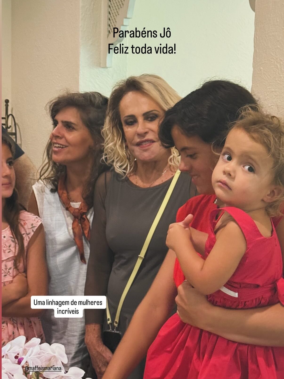 Ana Maria Braga com as netas, filhas de Mariana Maffeis - Foto: Reprodução / Instagram 