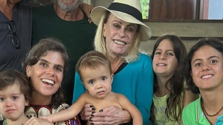 Ana Maria Braga com os netos e a filha, Mariana Maffeis - Foto: Reprodução / Instagram 