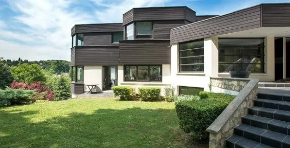 Como era a mansão de Neymar na França, com 5 mil m² de terreno, closet de 40 m² e piscina interna
