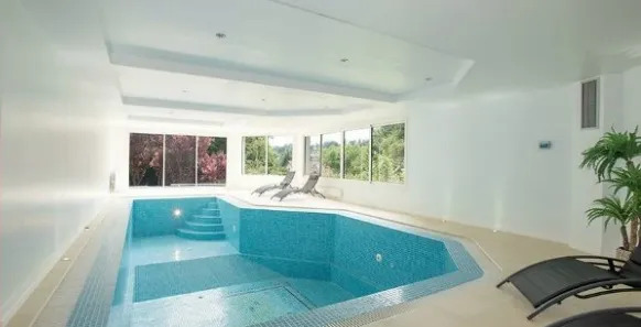Como era a mansão de Neymar na França, com 5 mil m² de terreno, closet de 40 m² e piscina interna