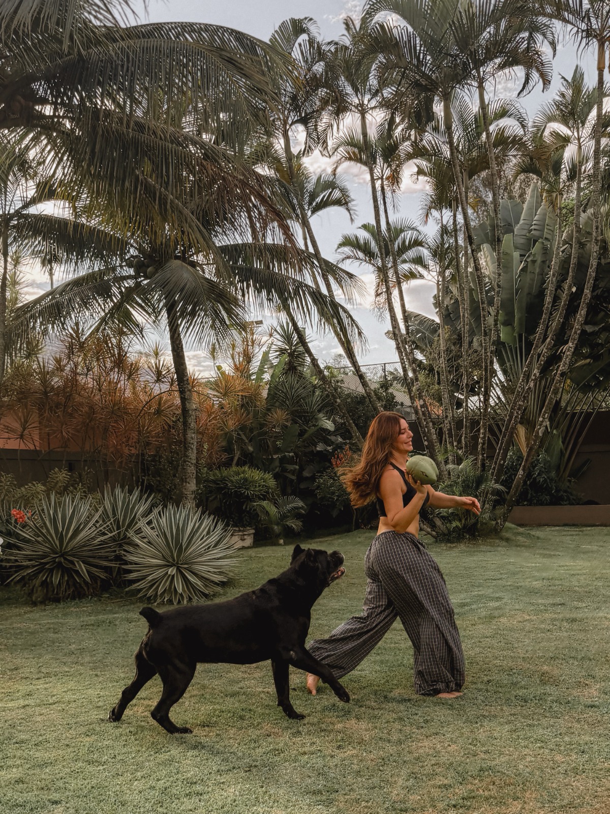 Paolla Oliveira com um de seus pets de estimação - Foto: Reprodução / Instagram