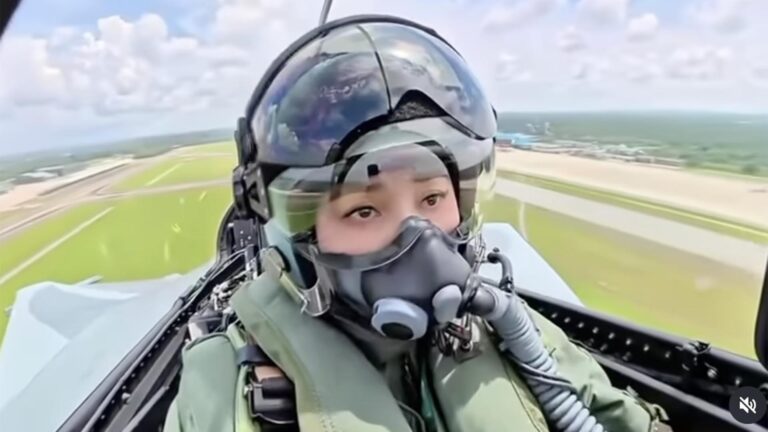 Rainha de 48 anos faz 1º voo solo em um caça; De comissária de bordo a general do exército antes de casar com o rei