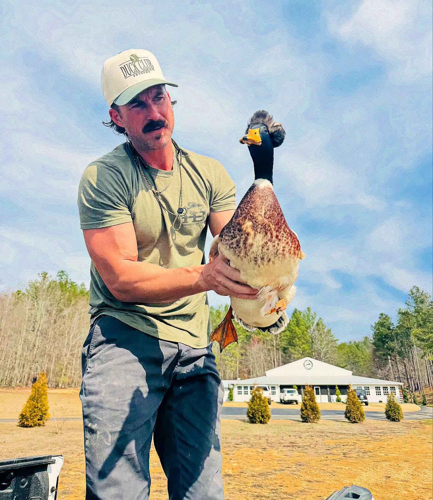 Riley Green tem fazenda no interior do Alabama - Foto: Reprodução / Instagram