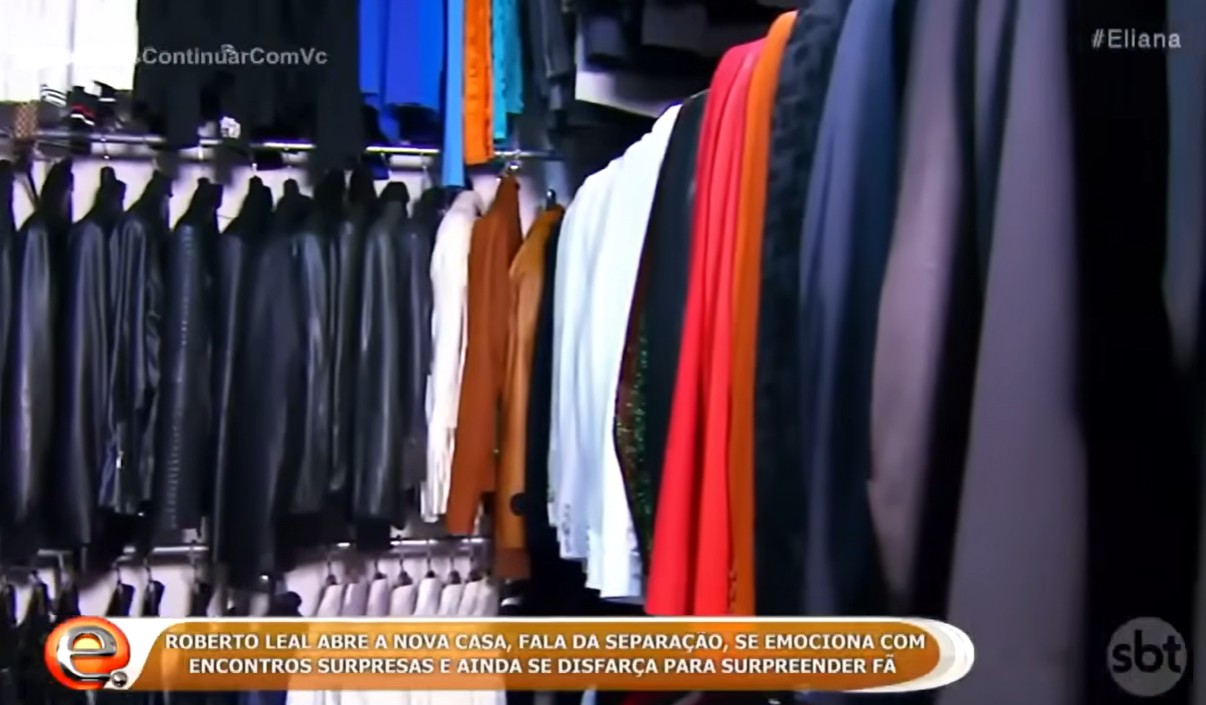 Closet tinha roupas para o artista usar nos shows - Foto: Reprodução/SBT