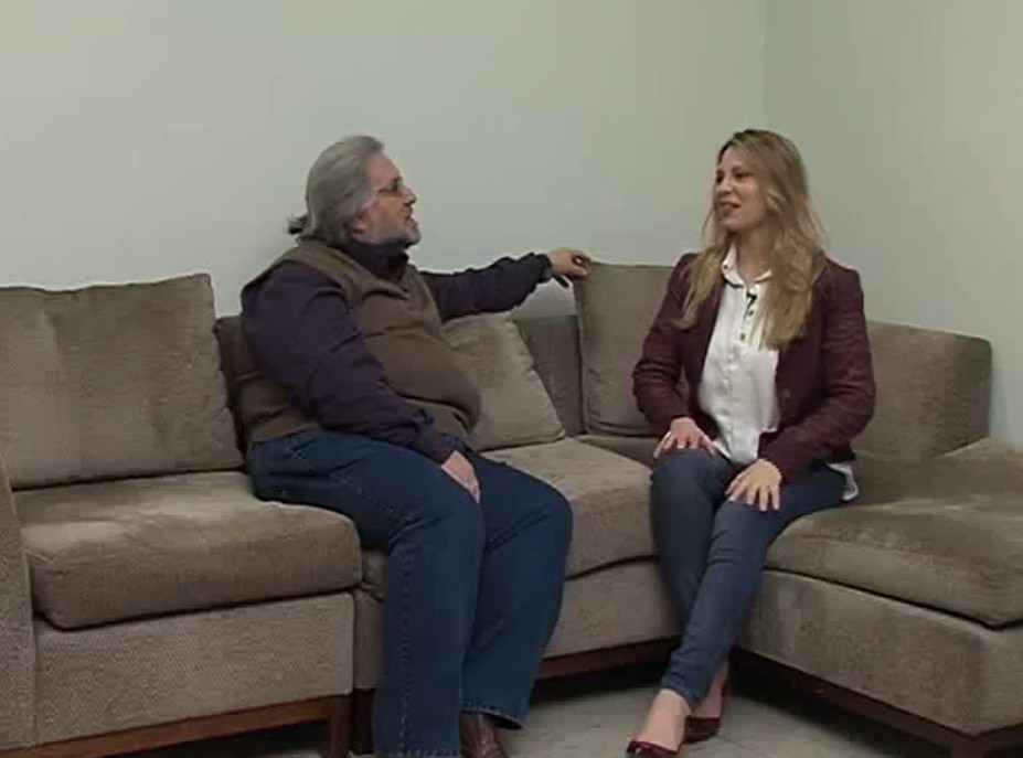 Sofá e paredes combinavam no ambiente clean - Foto: Reprodução/YouTube/Leão Lobo Visita