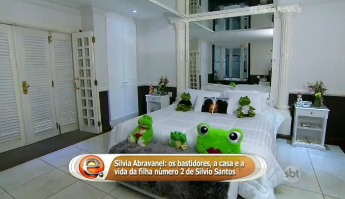 Quarto da apresentação com sapos de pelúcia - Foto: Reprodução/SBT
