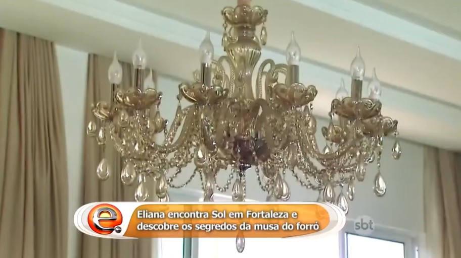 Lustre e outros detalhes em dourado - Foto: Reprodução/SBT
