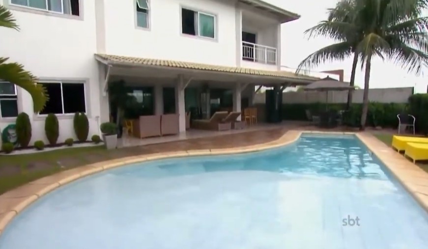 Área externa com espaço gourmet e piscina - Foto: Reprodução/SBT