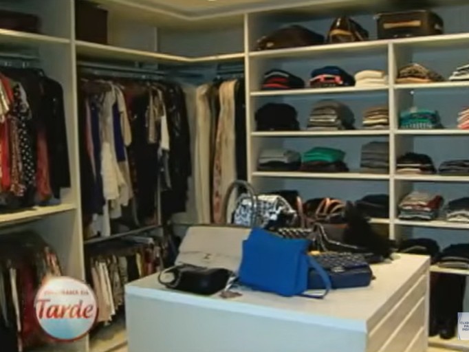 Closet do duplex que Ticiane Pinheiro morou - Foto: Reprodução/Record