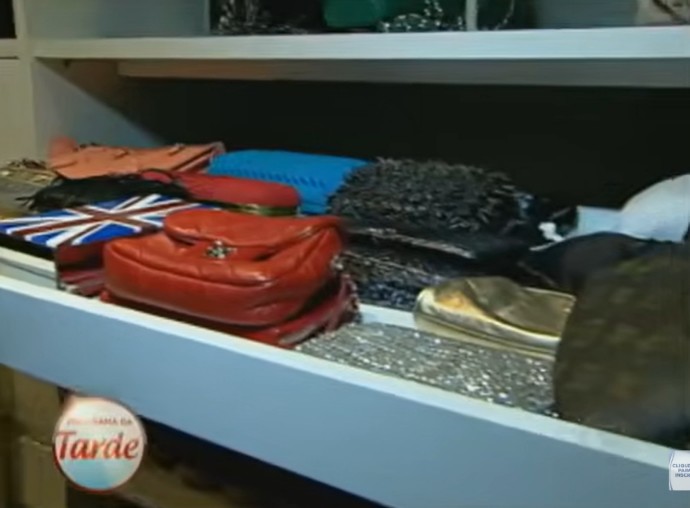 Gavetas de móvel guardava bolsas - Foto: Reprodução/Record