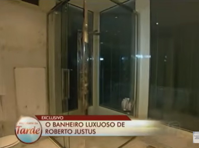 Banheiro de Roberto Justus com boxer - Foto: Reprodução/Record