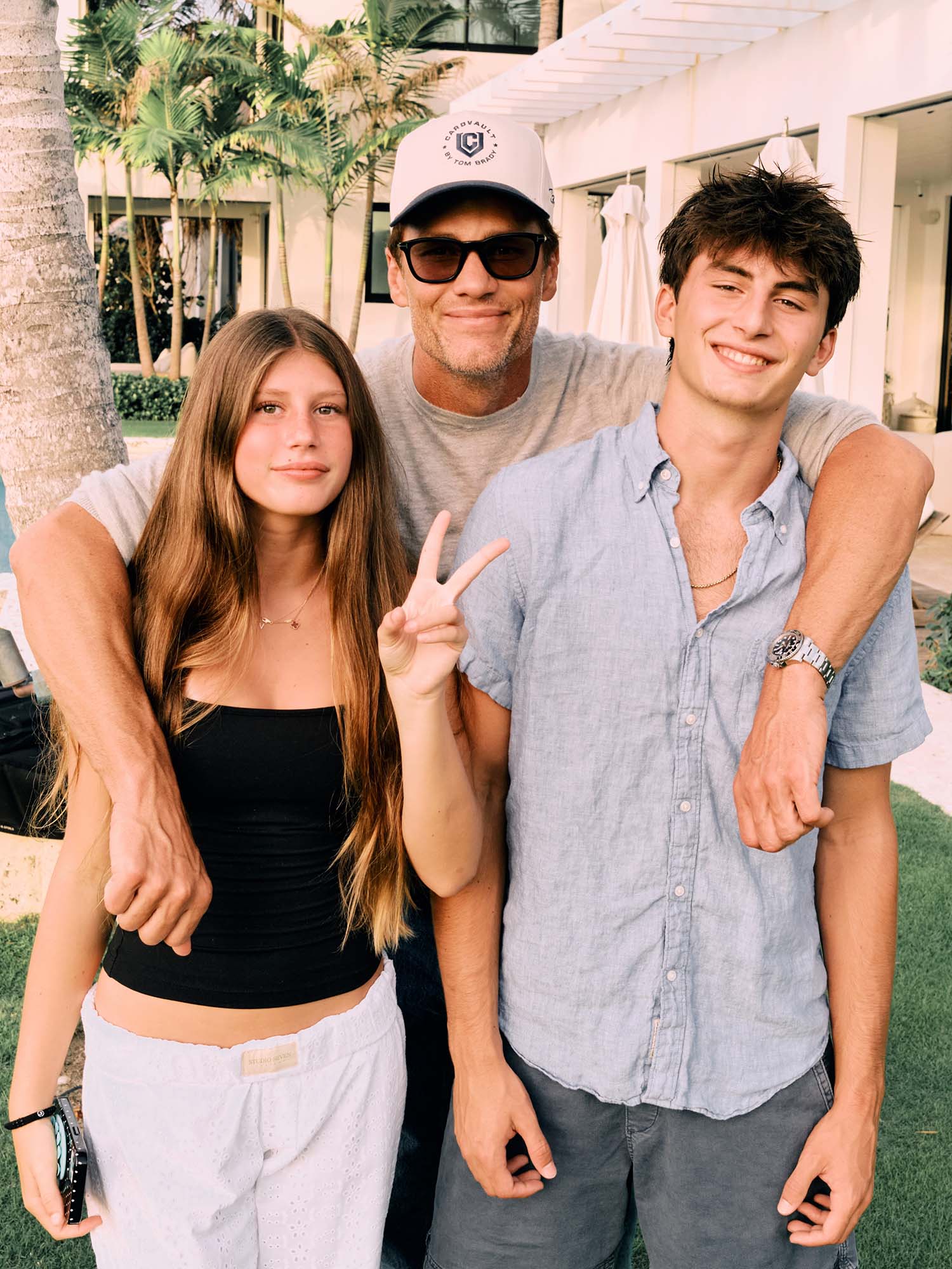 Vivian e Benjamin com o pai, Tom Brady - Foto: Reprodução / Instagram