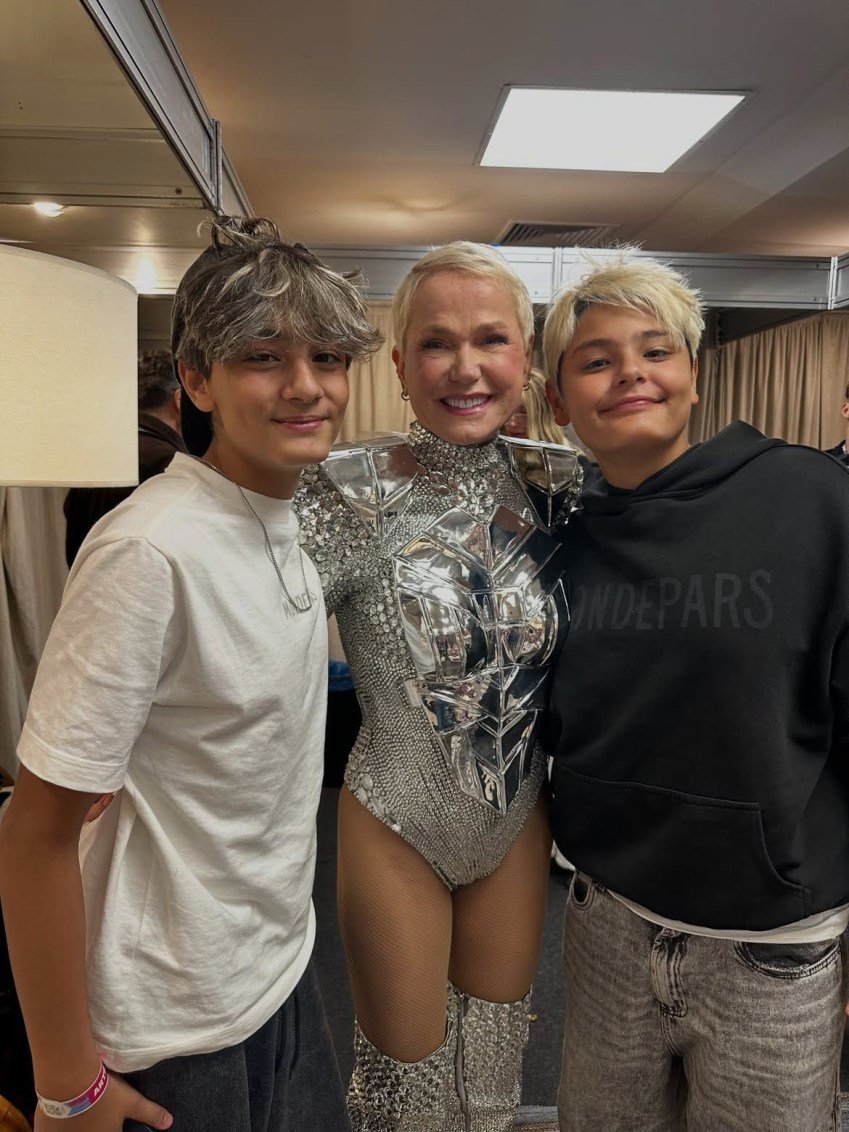 Filhos caçulas de Luciano Szafir prestigiaram show de Xuxa Meneghel - Foto: Reprodução / Instagram