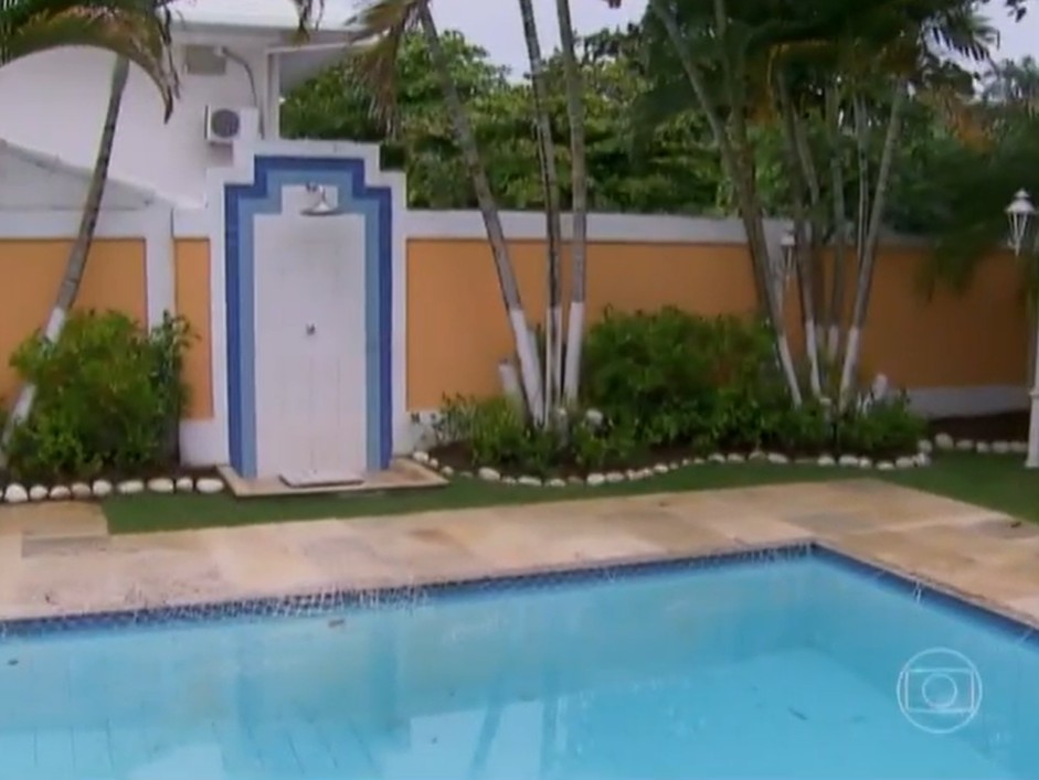 Casa do artista com piscina e jardim ao redor - Foto: Reprodução/Globoplay