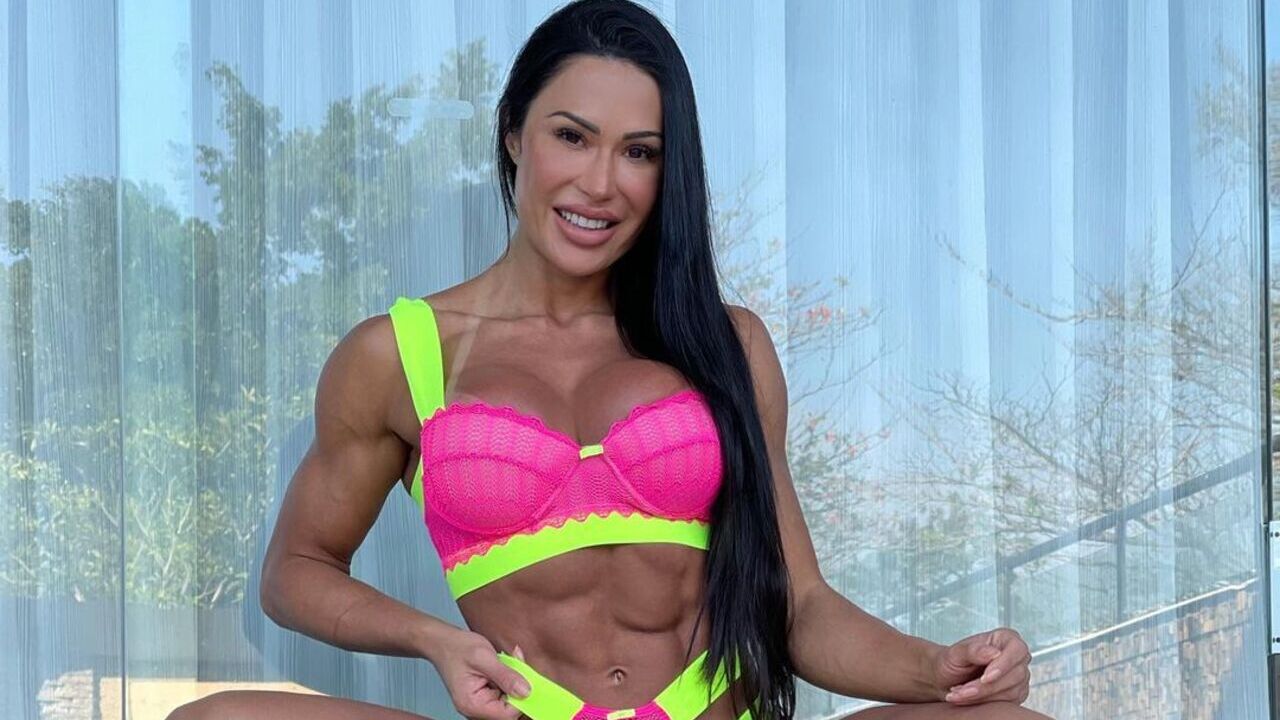 Com fio dental mínimo, Gracyanne Barbosa posa de costas e choca com tamanho de curvas